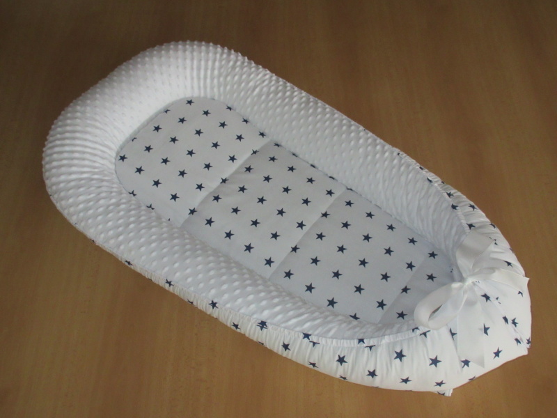 Hnízdečko velké 34x90 cm, podložka, polštářek Hvězdičky tmavě modré, bílá minky