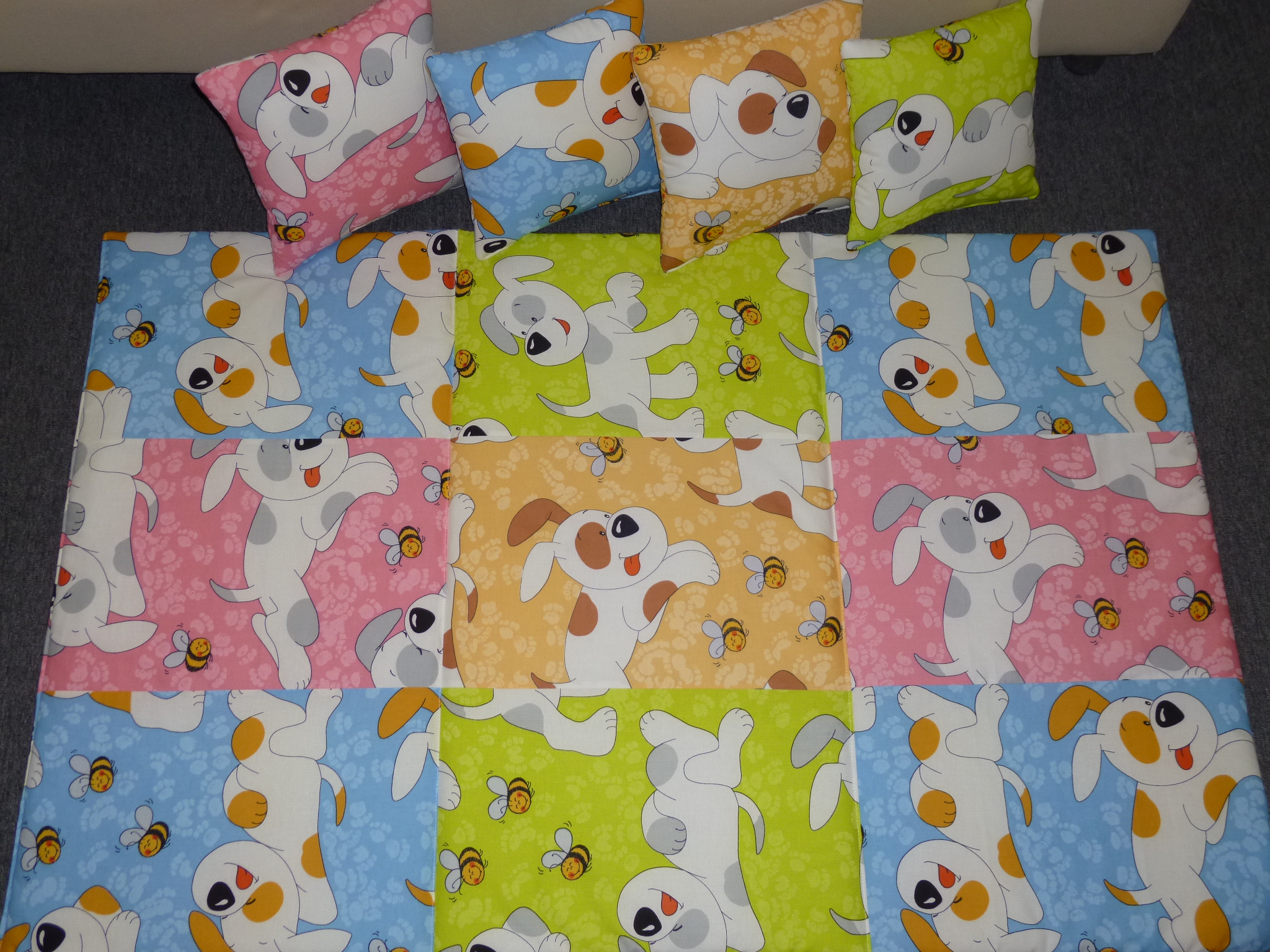 HRACÍ DEKA PATCHWORK + 4 POLŠTÁŘKY