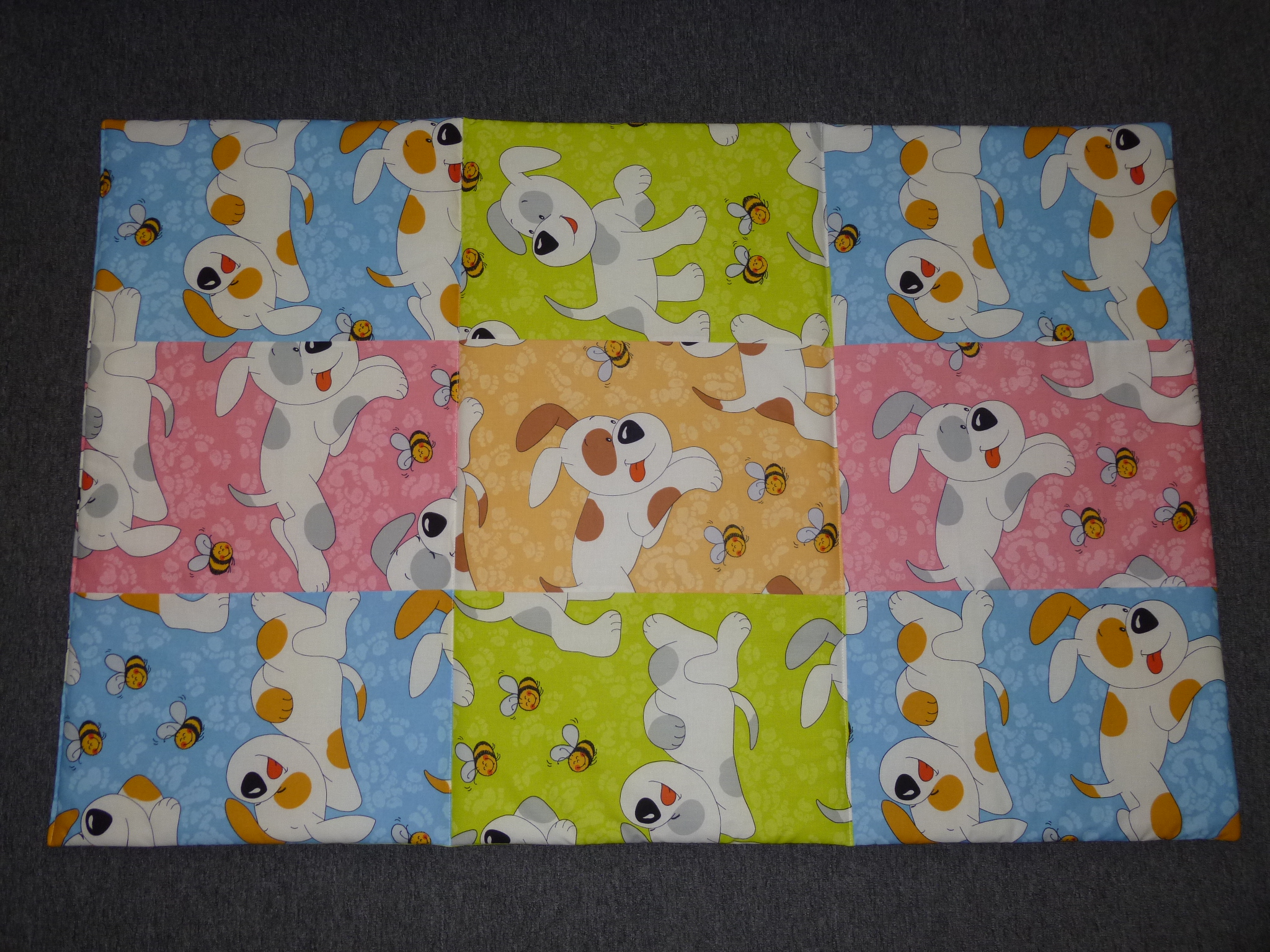 HRACÍ DEKA PATCHWORK + 4 POLŠTÁŘKY