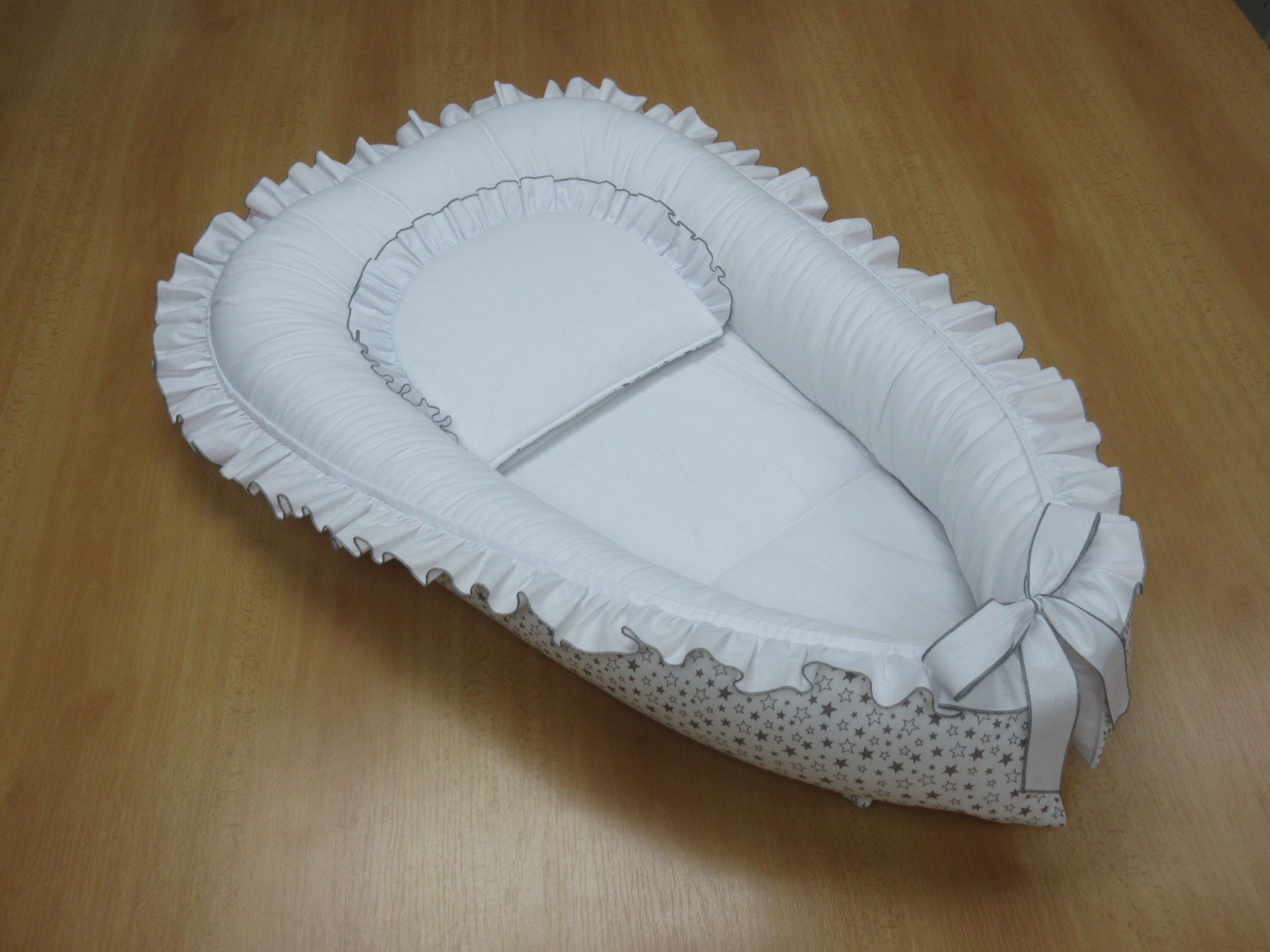 Hnízdečko pro miminko s volánem + polštářek šedé hvězdičky