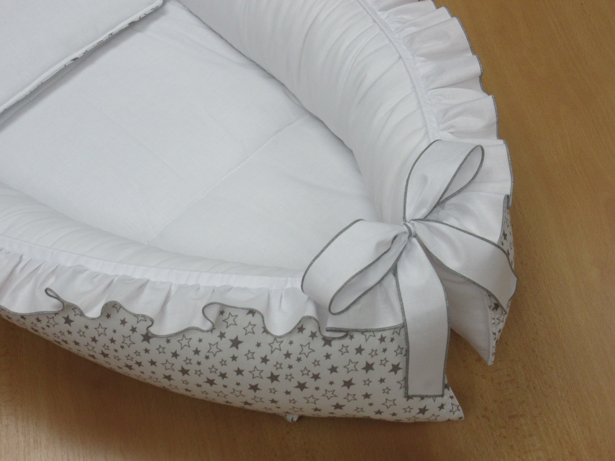 Hnízdečko pro miminko s volánem + polštářek šedé hvězdičky