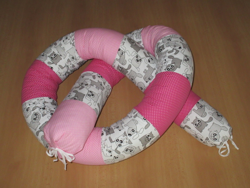 Polohovací textilní válec had s polštářkem 12x315 cm Pes a kočka s růžovými puntíky