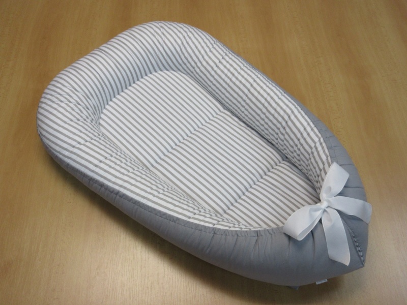 Oboustranné hnízdečko pro miminko střední 34x70 cm stabilizační polštářek proužek šedý