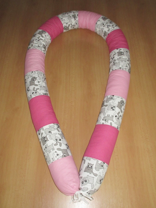 Polohovací textilní válec had s polštářkem 12x315 cm Pes a kočka s růžovými puntíky